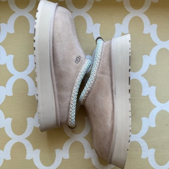 UGG Tan Platform Shoes - Picture 2 of 8